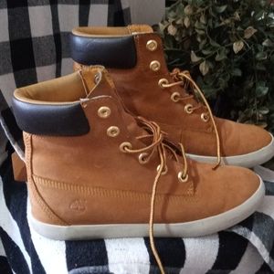 Women's 6.5 Timberland Skyla boots